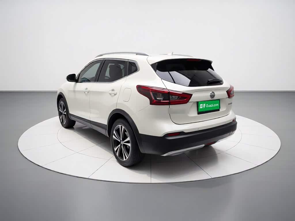Nissan Qashqai 2.0 л 2022 г. Белый, пробег 12400 км