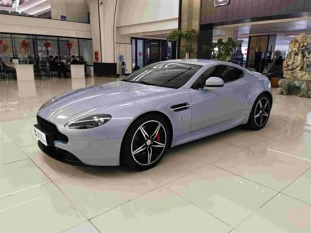 ASTON MARTIN V8 VANTAGE