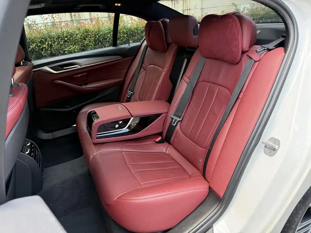 BMW 5 Series — миниатюра 6