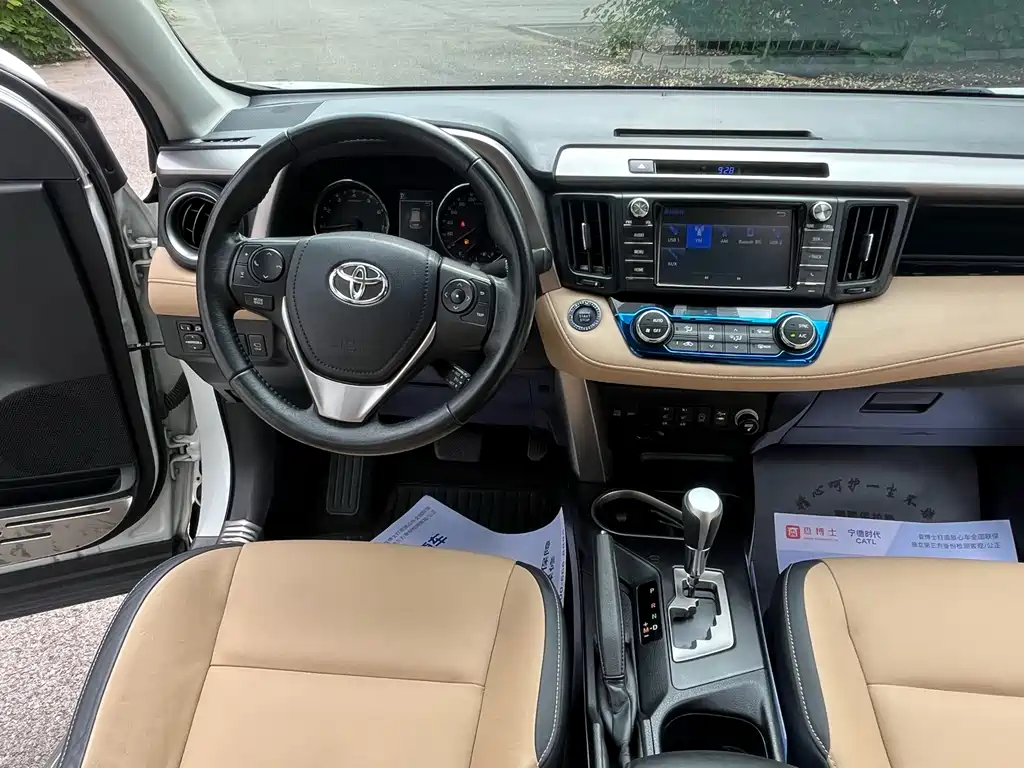 Toyota RAV4 — миниатюра 10