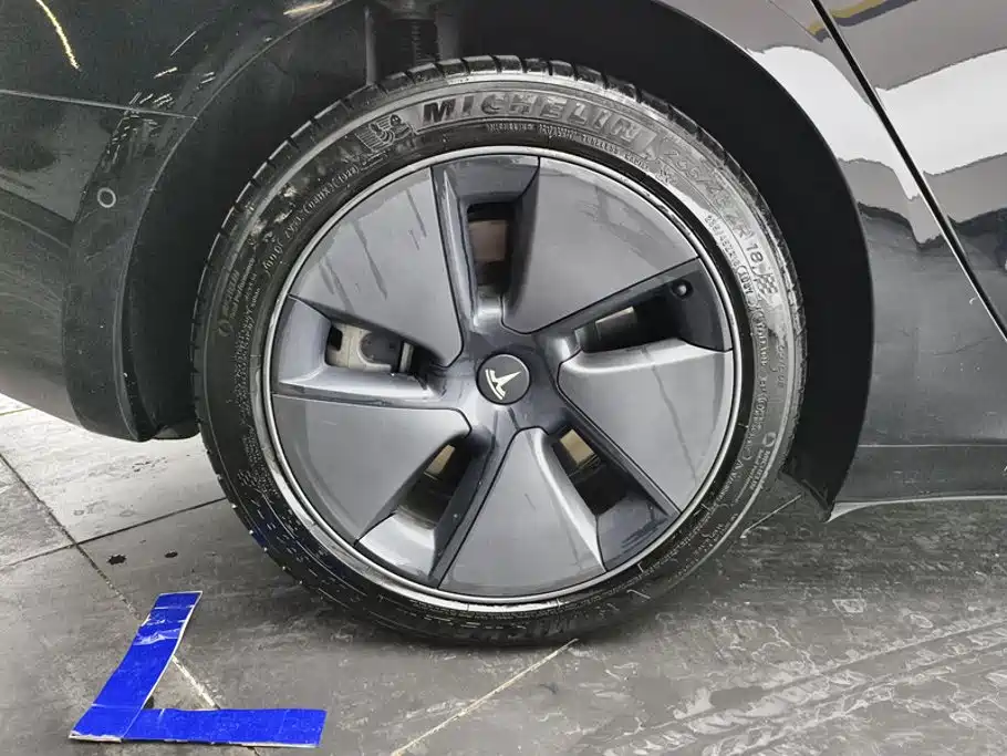 Tesla Model 3 — миниатюра 6