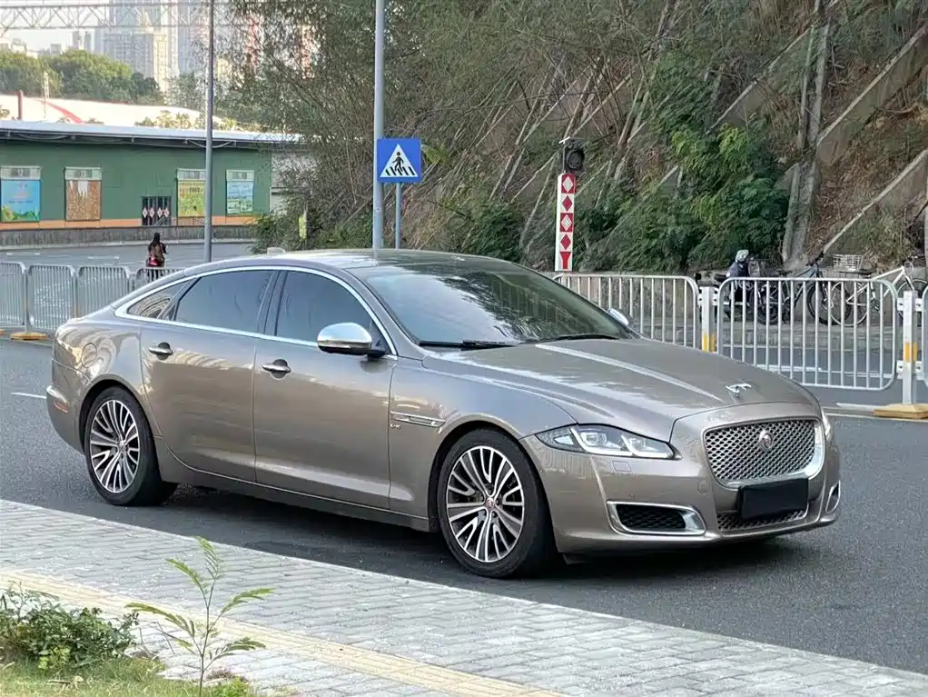 JAGUAR XJ