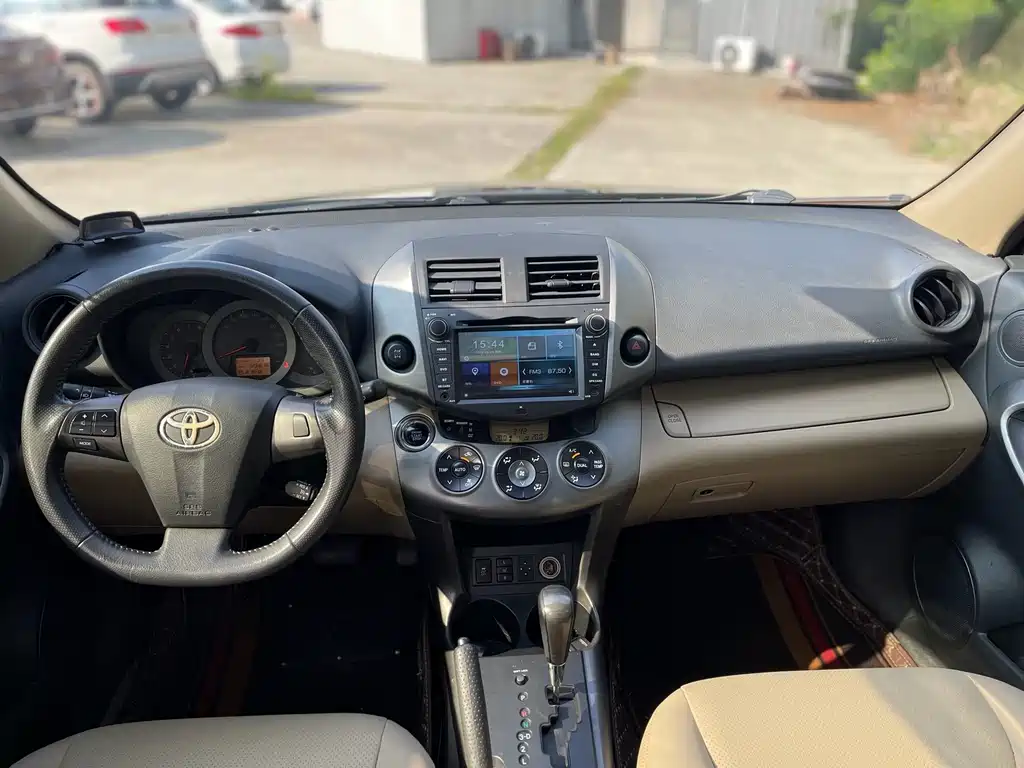 Toyota RAV4 — миниатюра 7