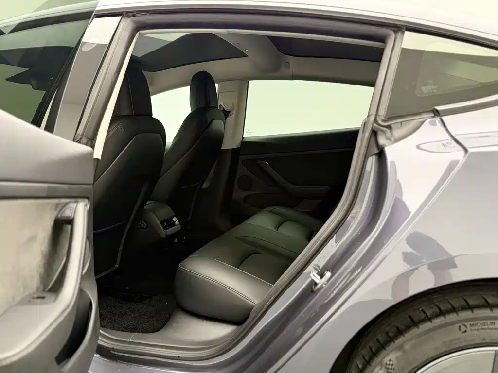 Tesla Model 3 — миниатюра 10