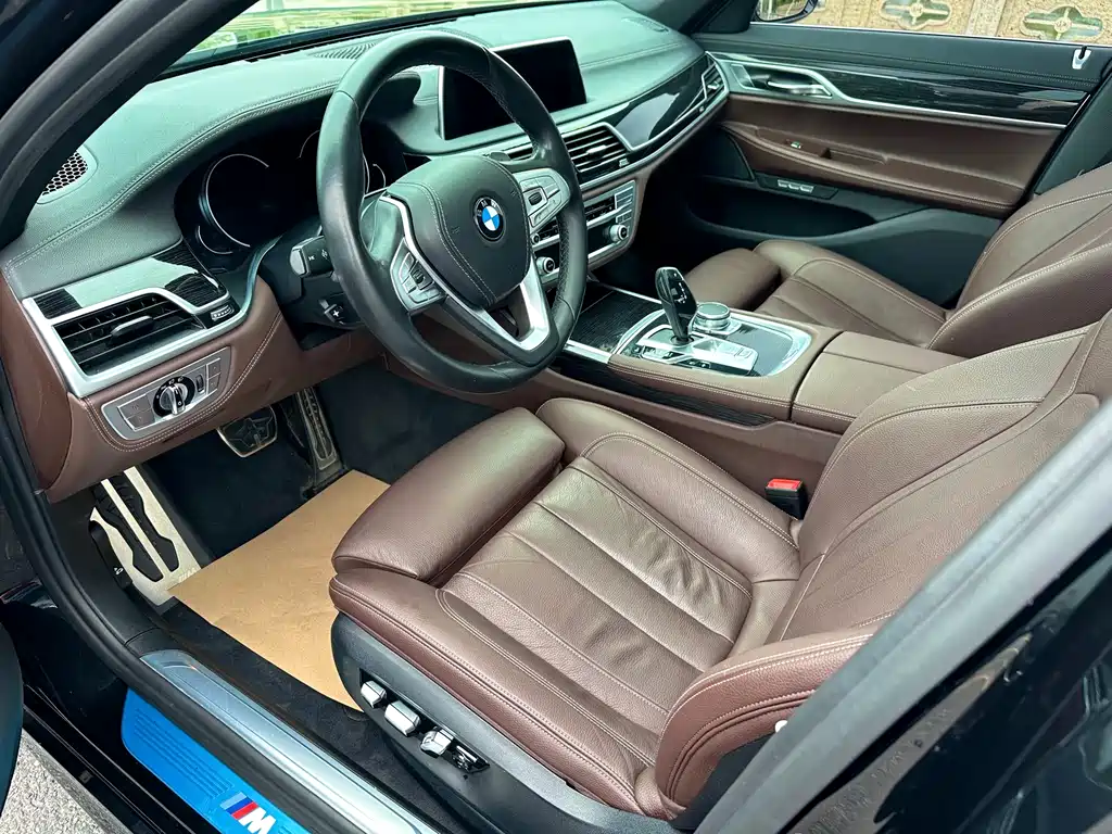 BMW 7 Series - фото 4