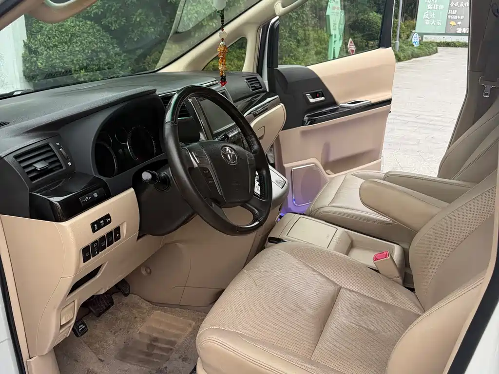Toyota Alphard — миниатюра 7