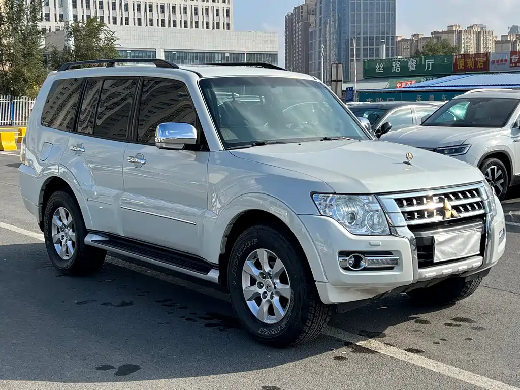 MITSUBISHI PAJERO