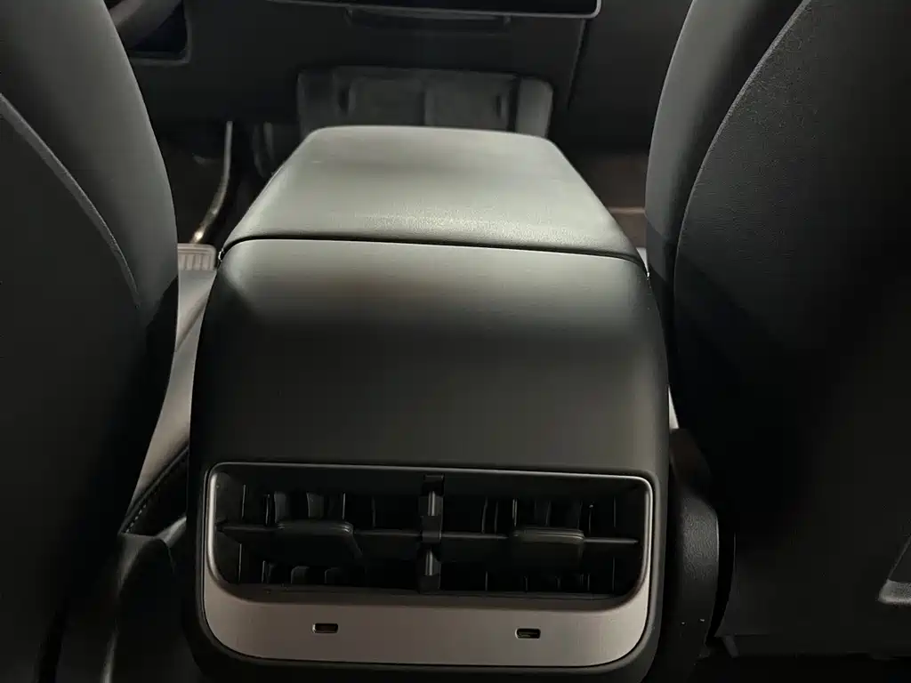 Tesla Model Y — миниатюра 13