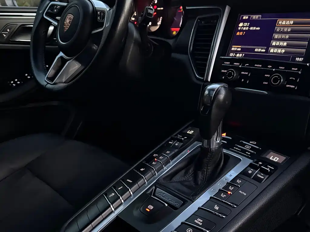 Porsche Macan — миниатюра 11