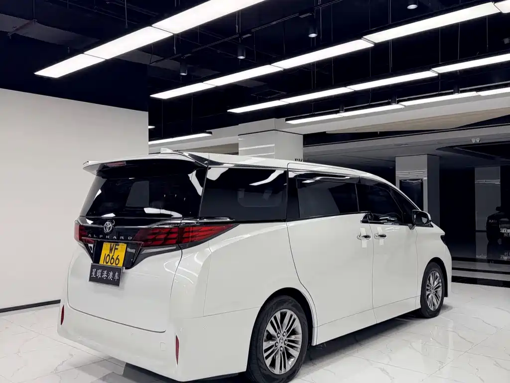 Toyota Alphard - фото 7