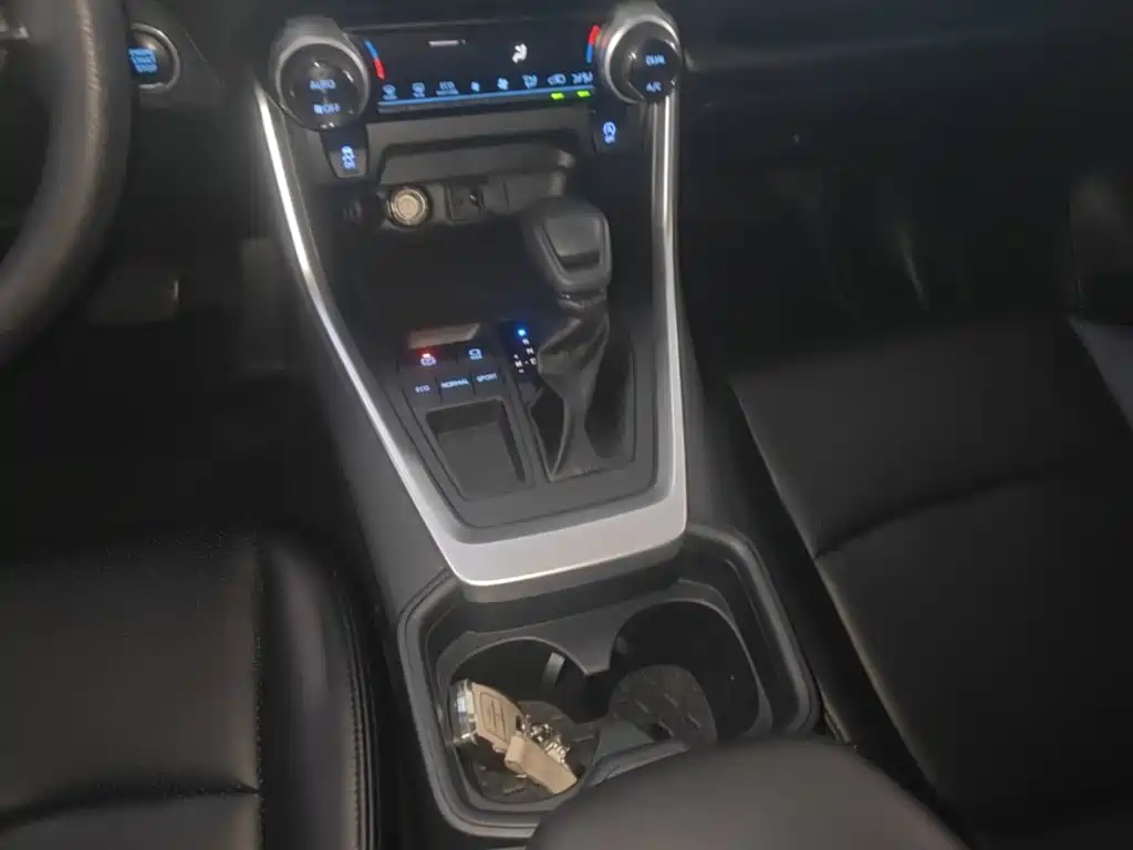 Toyota RAV4 — миниатюра 14
