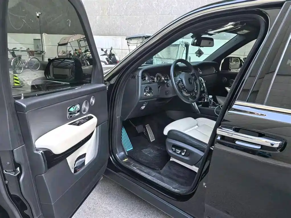 Rolls-Royce Cullinan 2024 мест