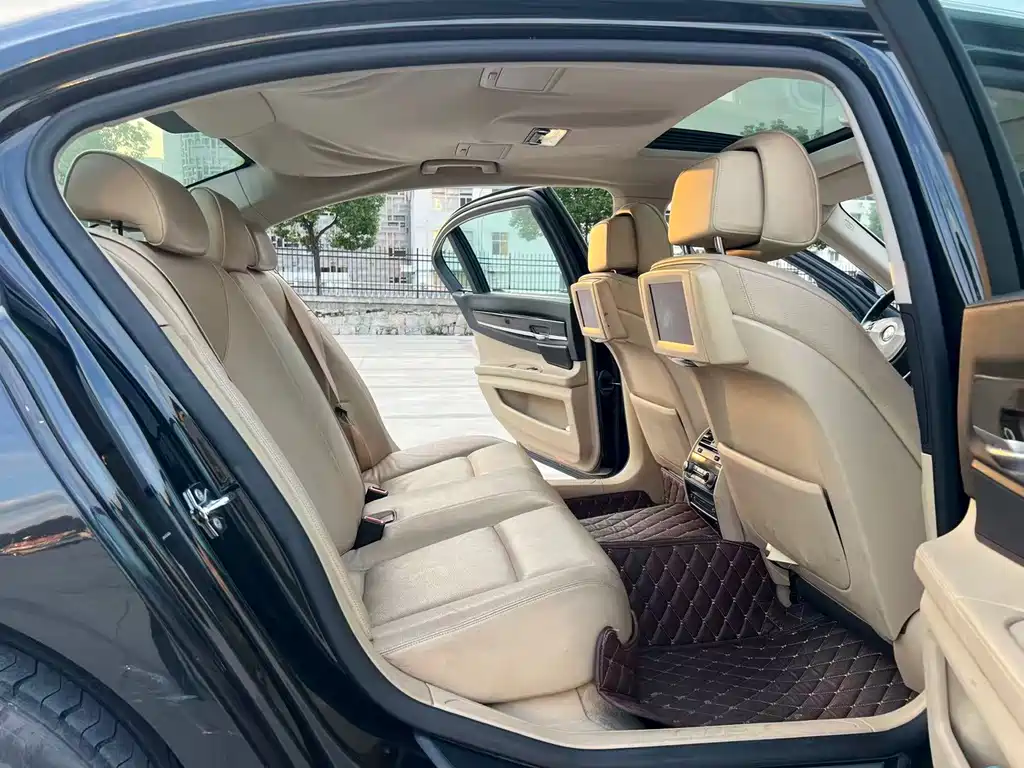 BMW 7 Series — миниатюра 11