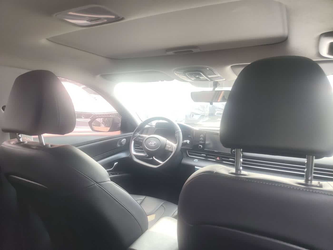 Hyundai Elantra 1.5 л 2022 г. Серебристо-серый, пробег 43000 км
