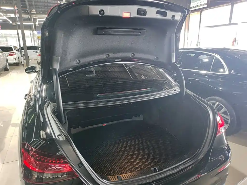 Mercedes-Benz E-Class — миниатюра 19