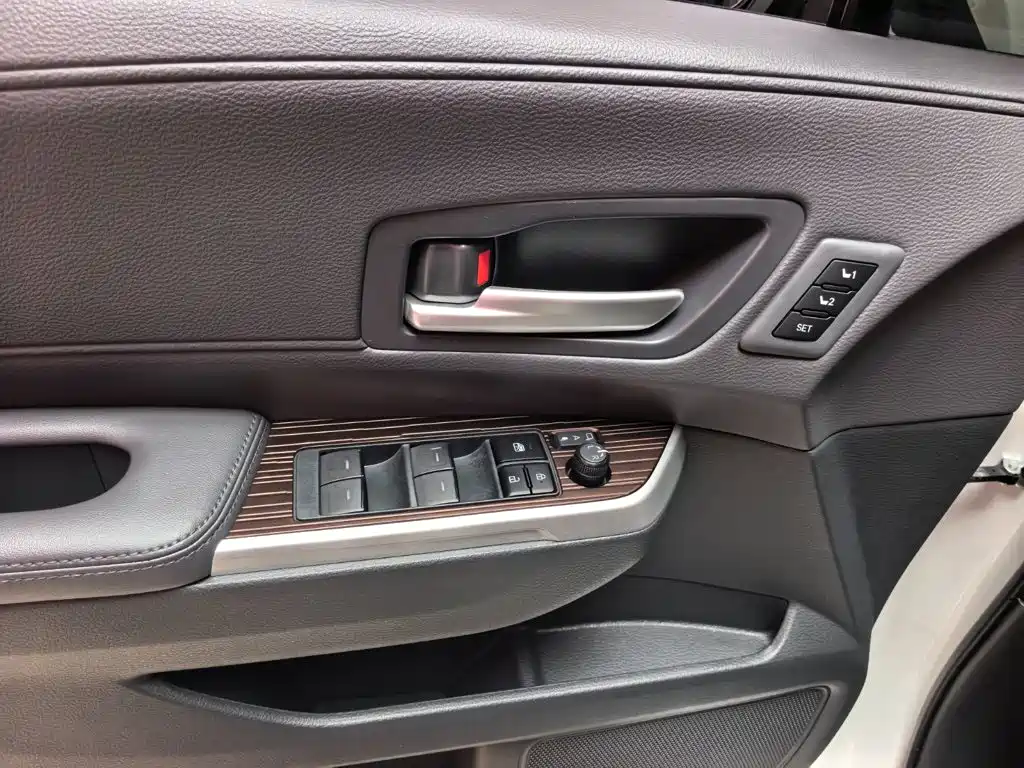 Toyota Granvia — миниатюра 19