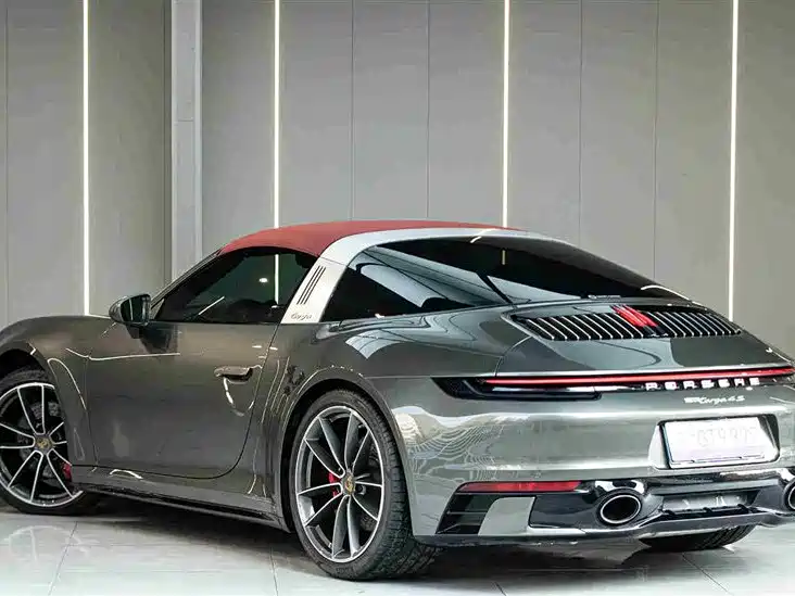 PORSCHE 911