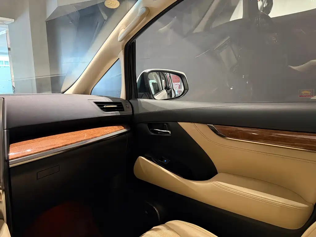 Toyota Alphard — миниатюра 11