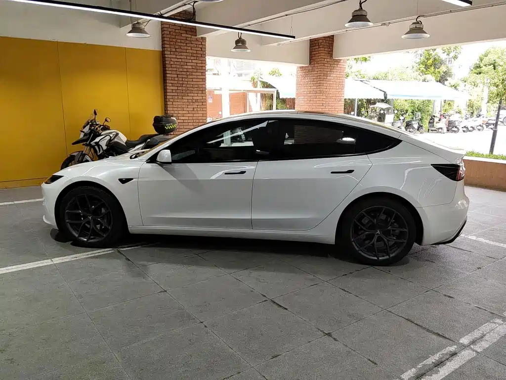 Tesla Model 3 — миниатюра 2