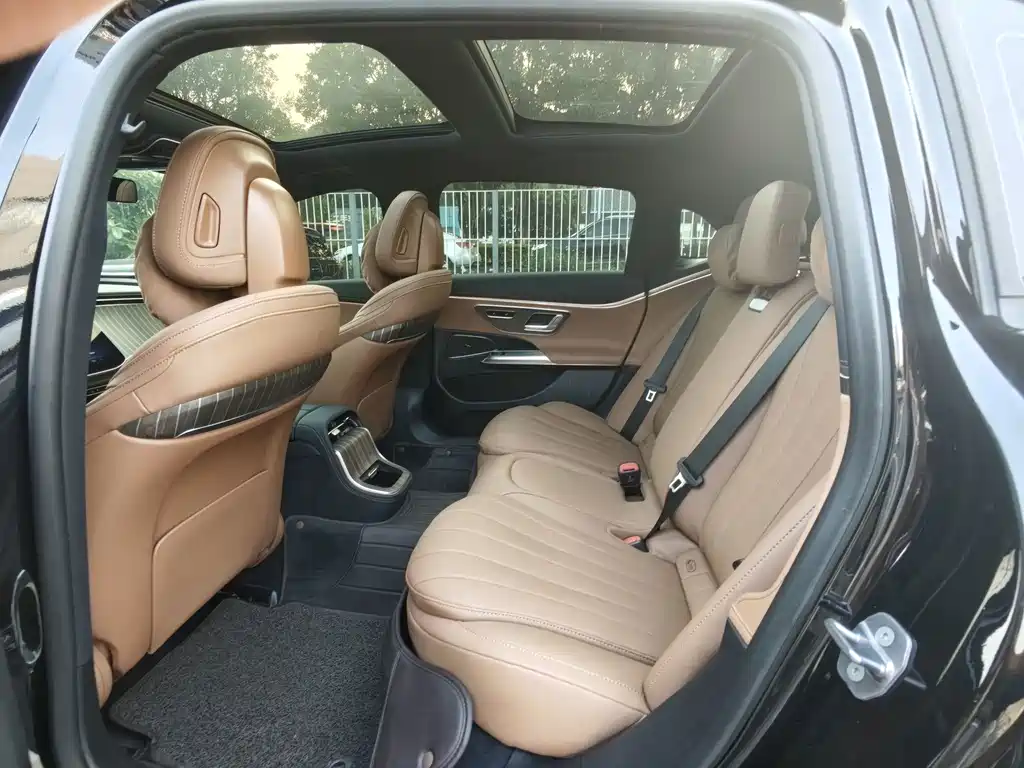 Mercedes-Benz E-Class — миниатюра 8