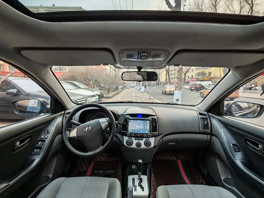Hyundai Elantra 2015 1.6L AT Luxury