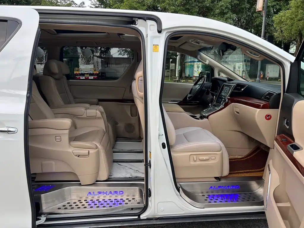 Toyota Alphard — миниатюра 13