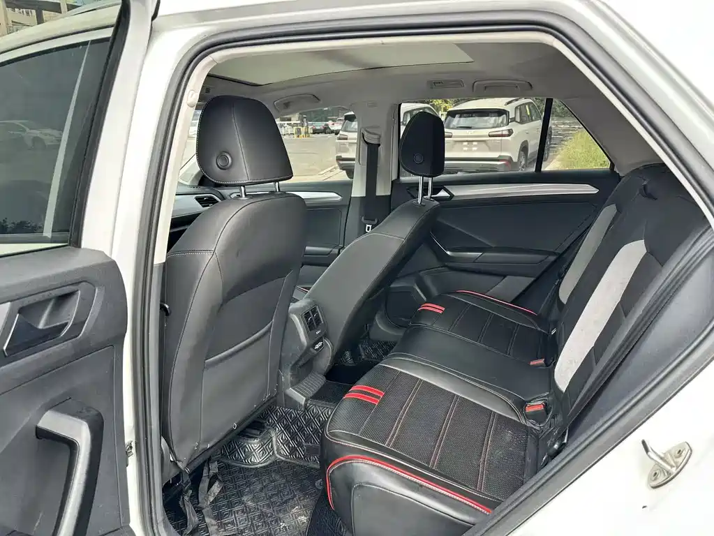 Volkswagen T-Roc — миниатюра 10