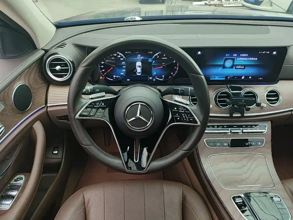 Mercedes-Benz E-Class — миниатюра 11