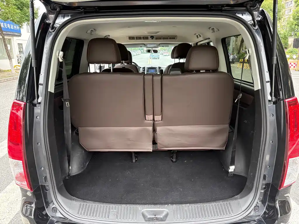 Forthing Lingzhi Plus PLUS 2023 2.0L MT Luxury CNG 7 мест