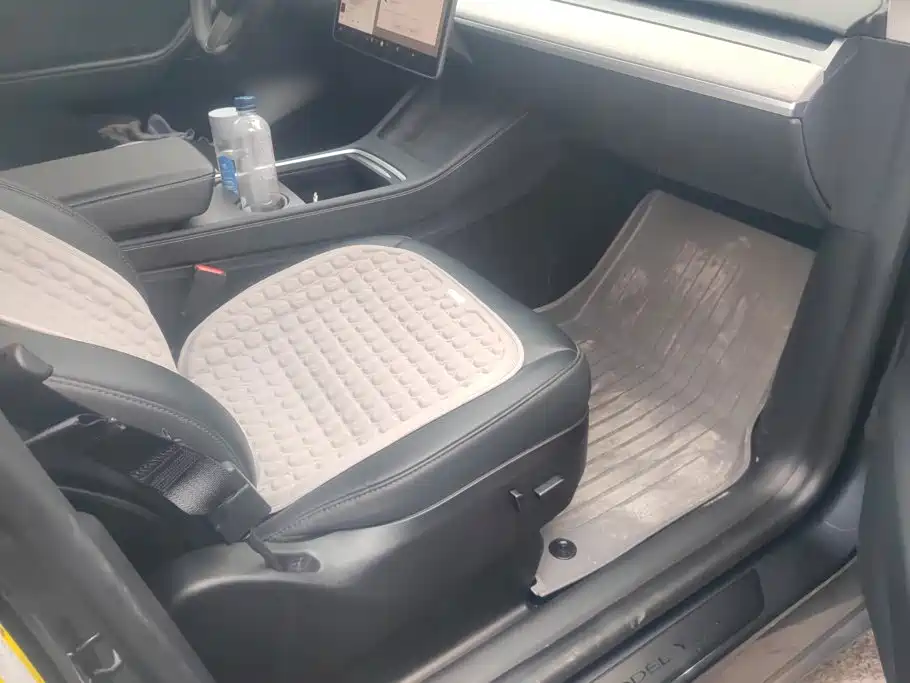 Tesla Model Y — миниатюра 7