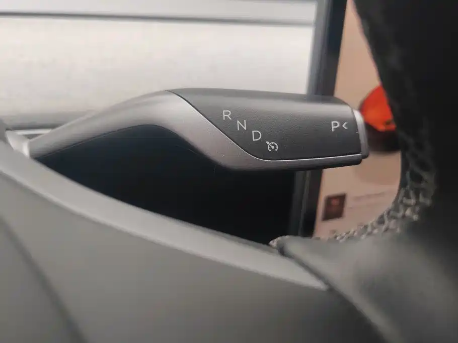 Tesla Model Y — миниатюра 15