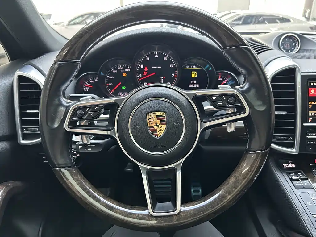 Porsche Cayenne — миниатюра 23
