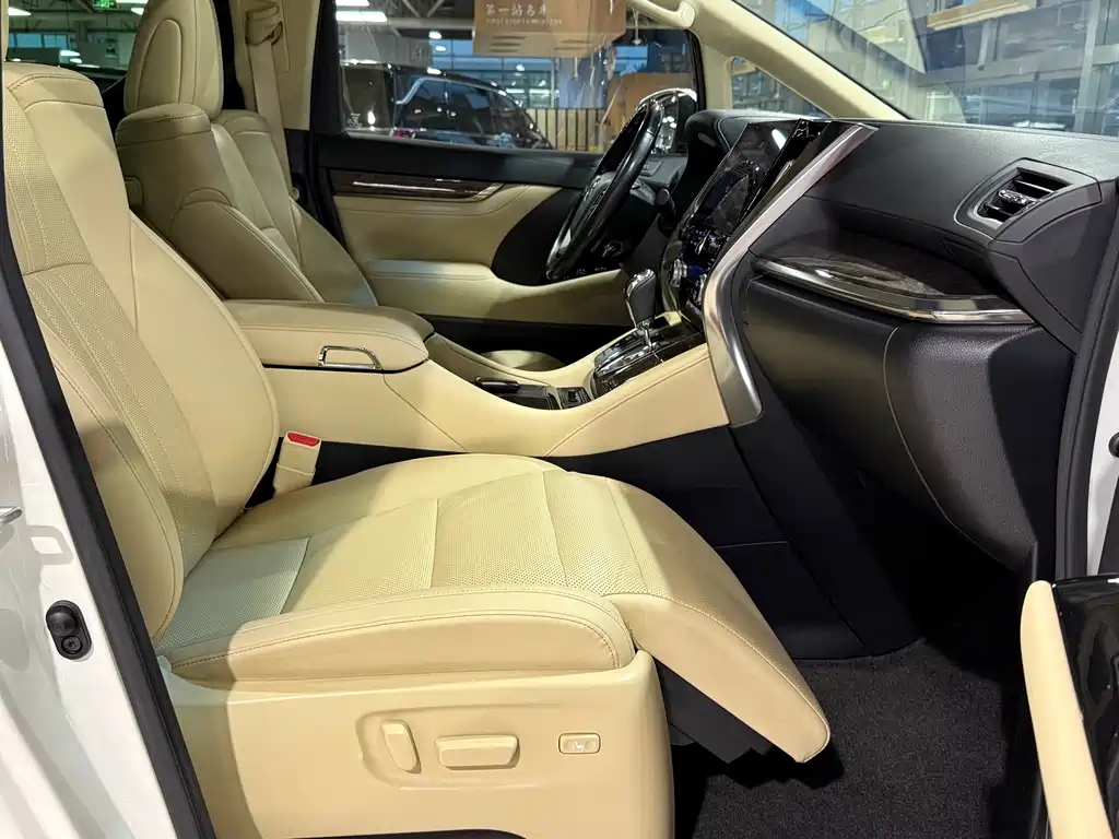 Toyota Alphard — миниатюра 6