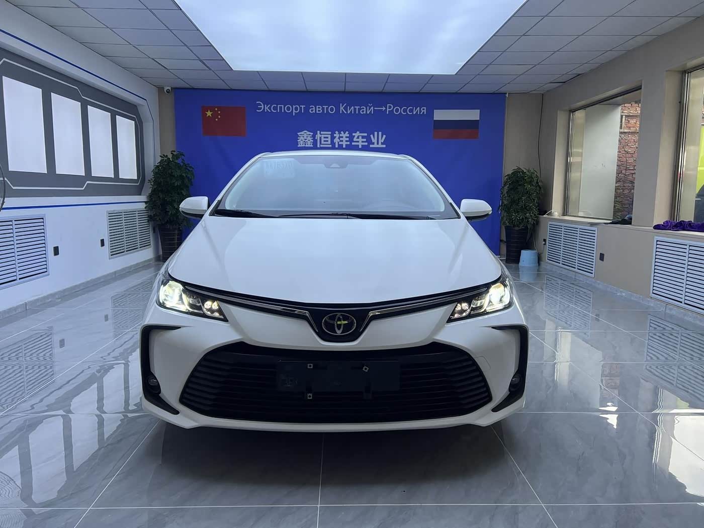 Toyota Corolla 1.2 л 2023 г. Белый, пробег 42000 км