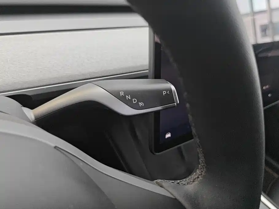 Tesla Model Y — миниатюра 16