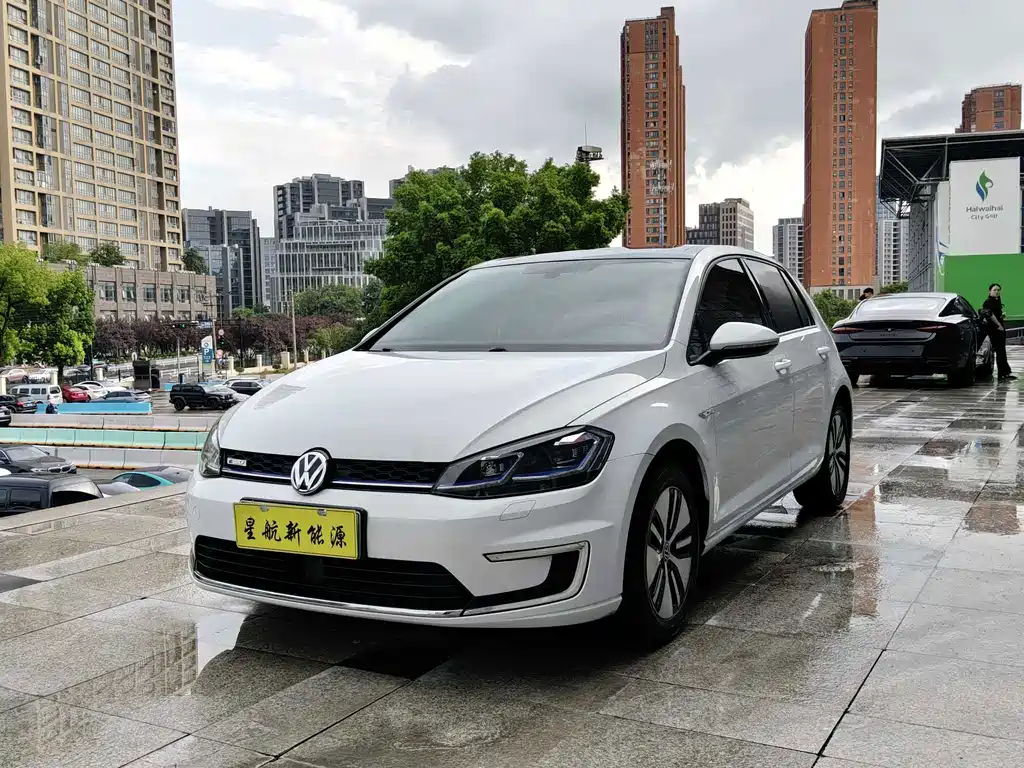 Volkswagen Golf ·