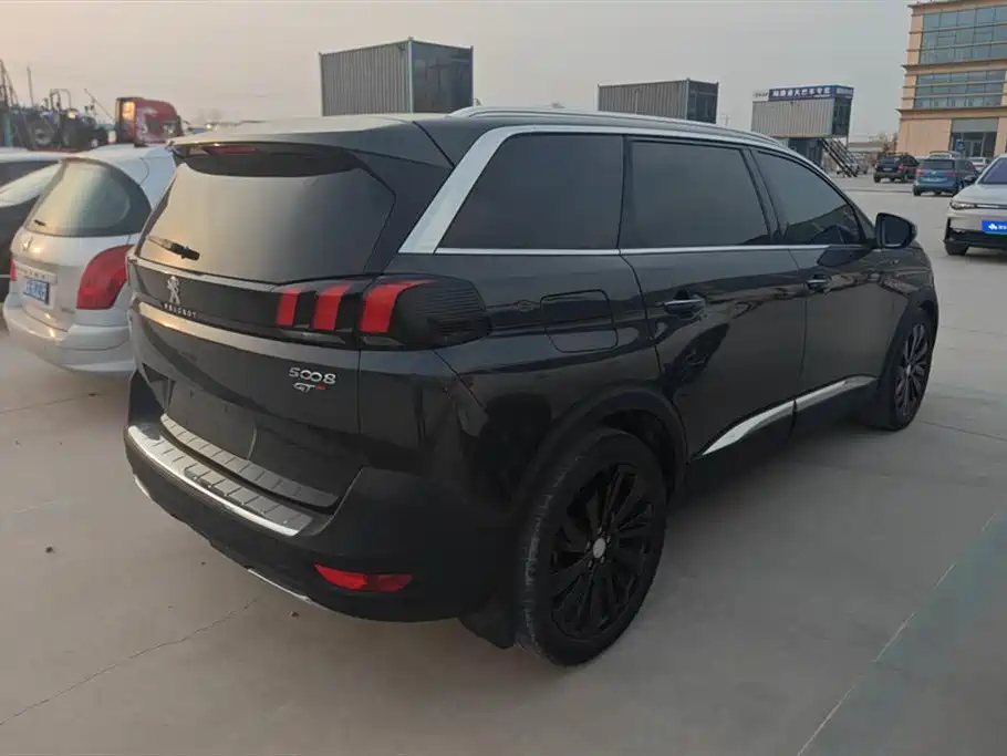 PEUGEOT 5008