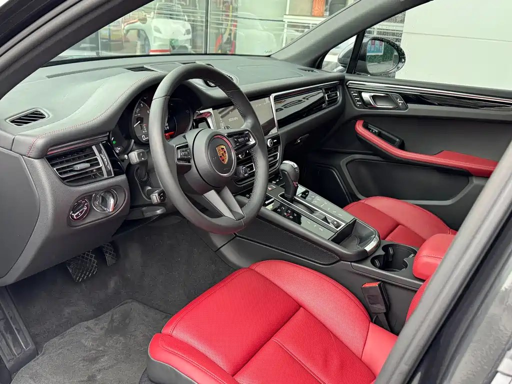 PORSCHE MACAN