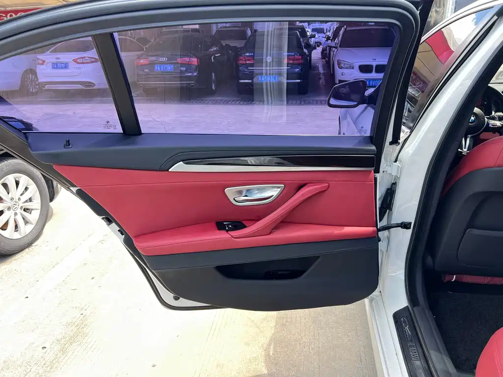 BMW 5 Series — миниатюра 11