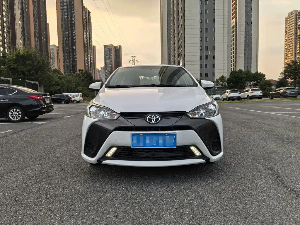 Toyota Yaris L — миниатюра 2