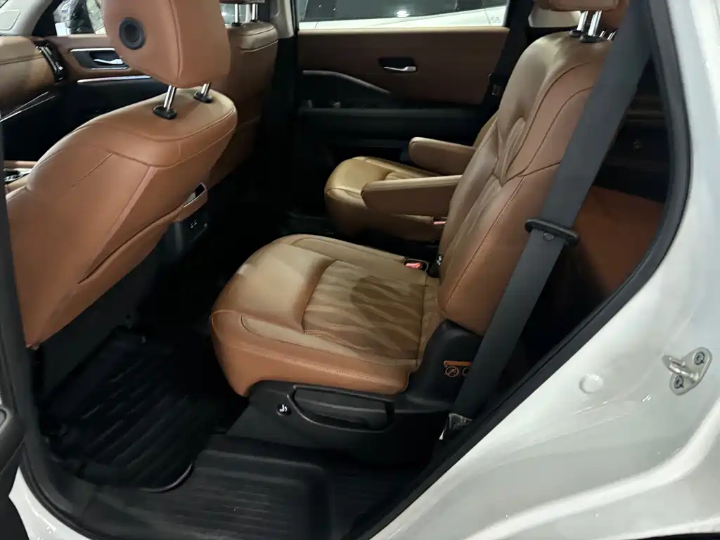 NISSAN EXPLORING THE LAND