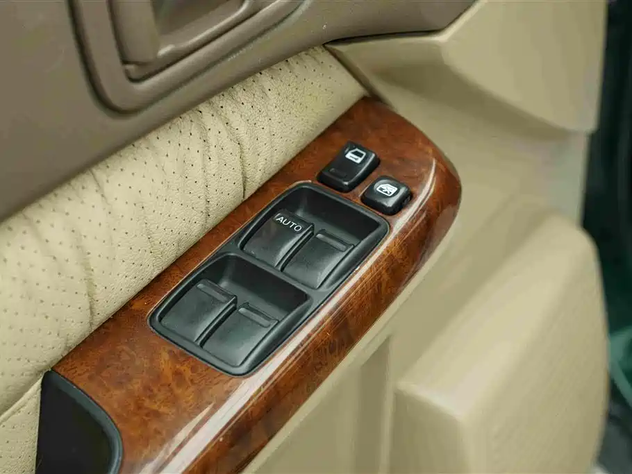 Nissan Patrol — миниатюра 9