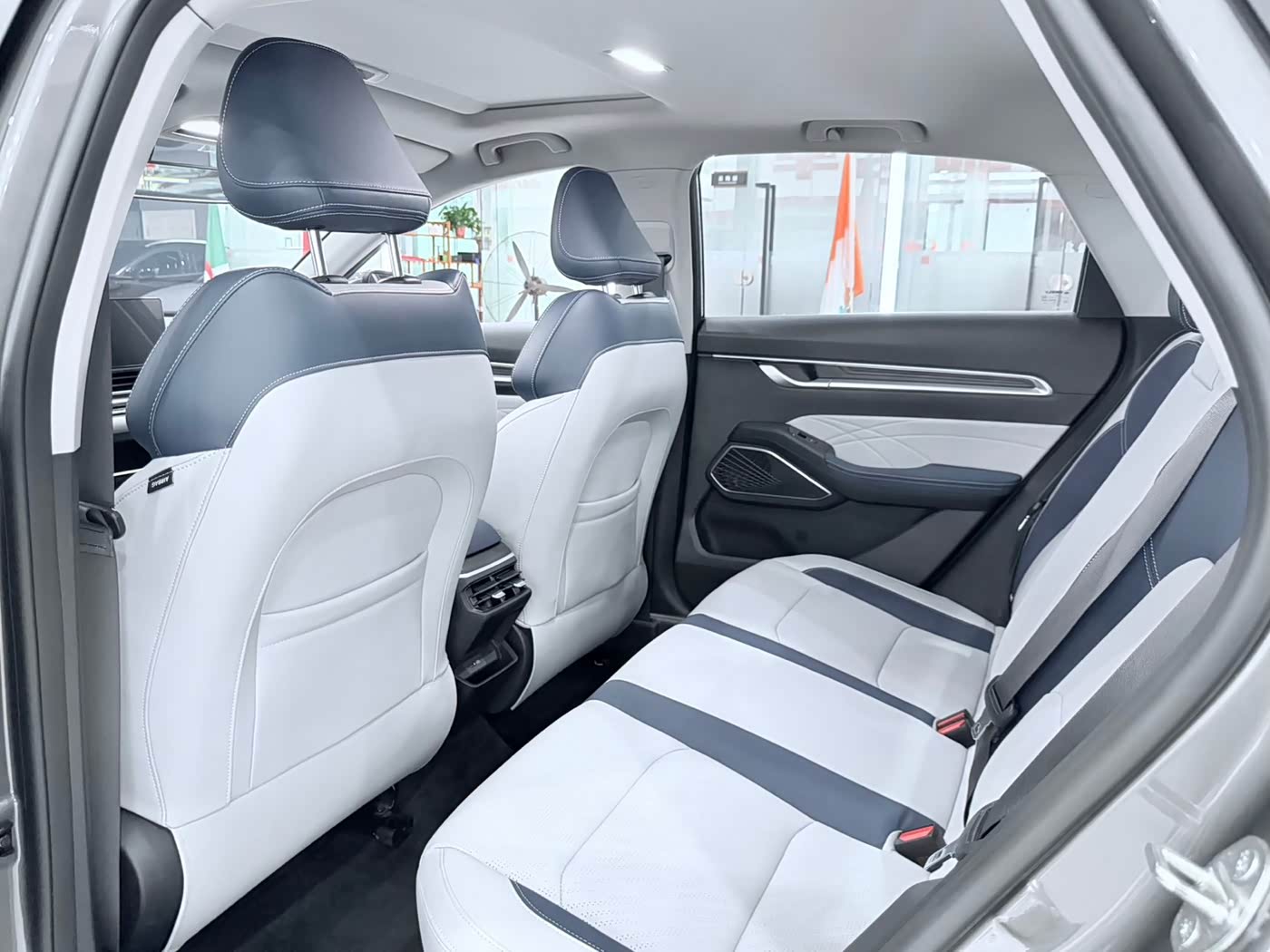 Geely Emgrand 1.5 л 2022 г. Серебристо-серый, пробег 23000 км