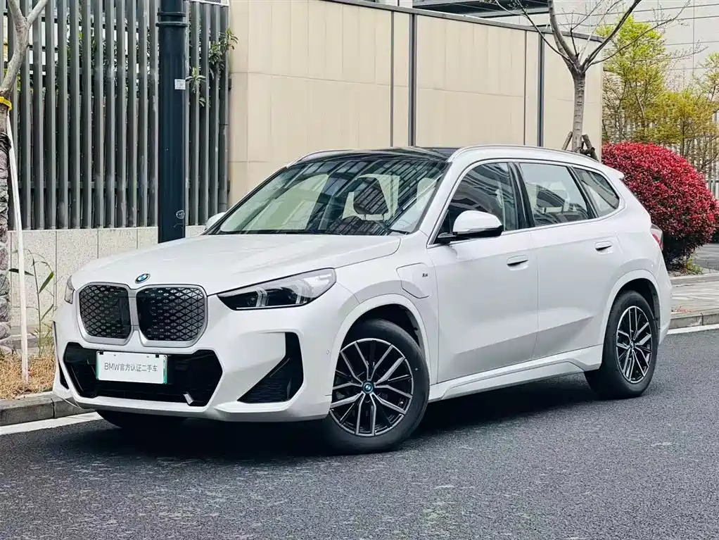 BMW iX1 2025