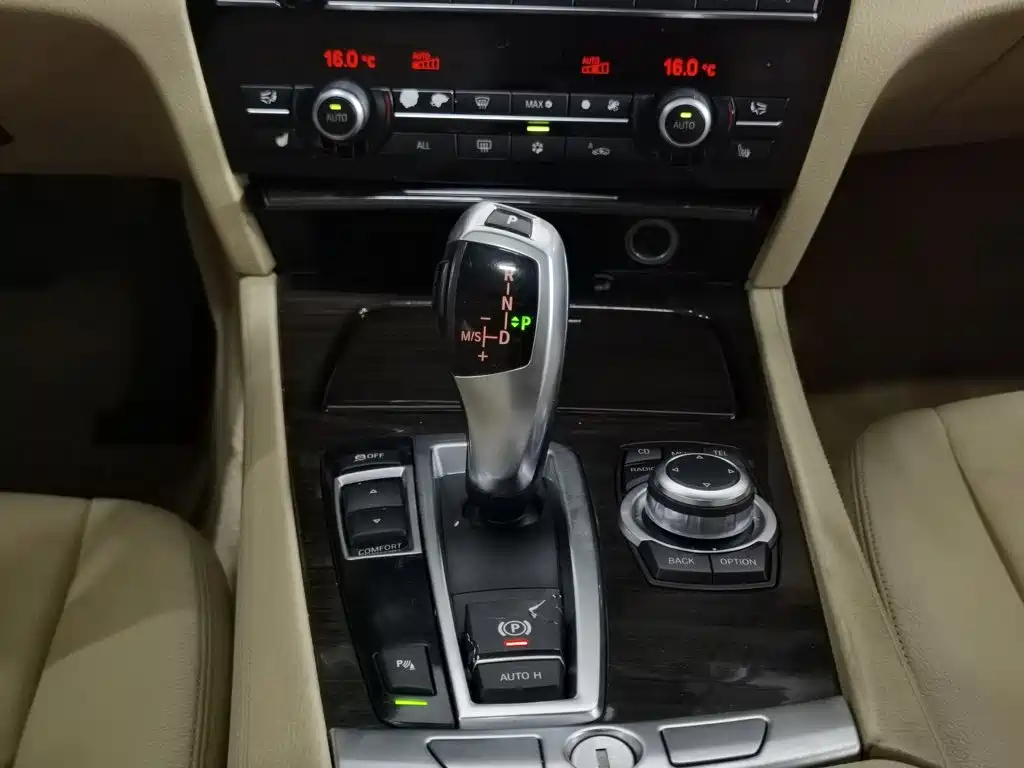 BMW 7 Series — миниатюра 13