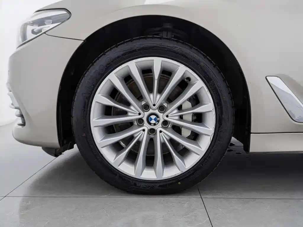 BMW 5 Series — миниатюра 17
