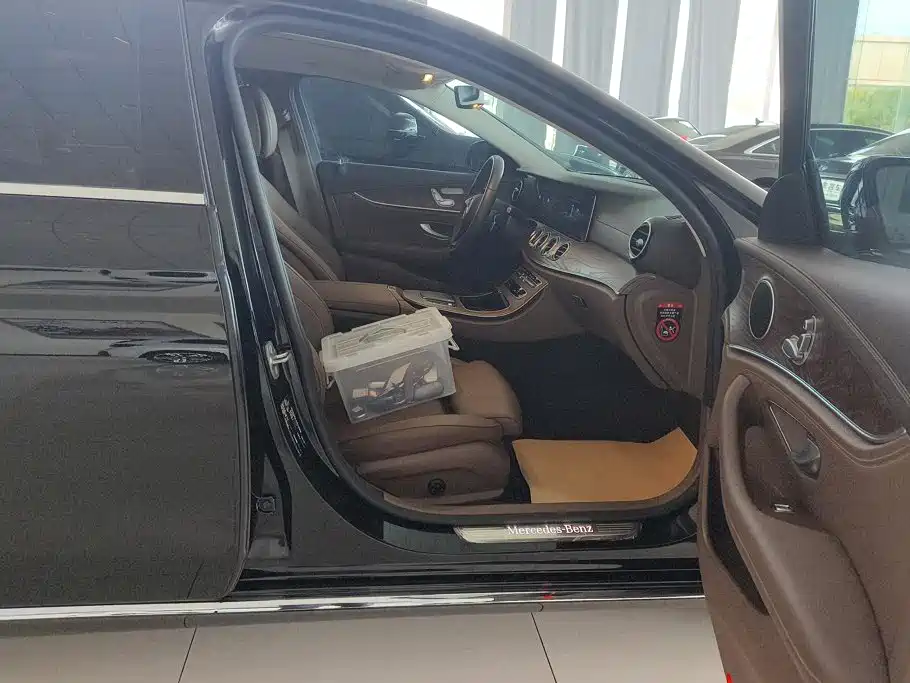Mercedes-Benz E-Class — миниатюра 8