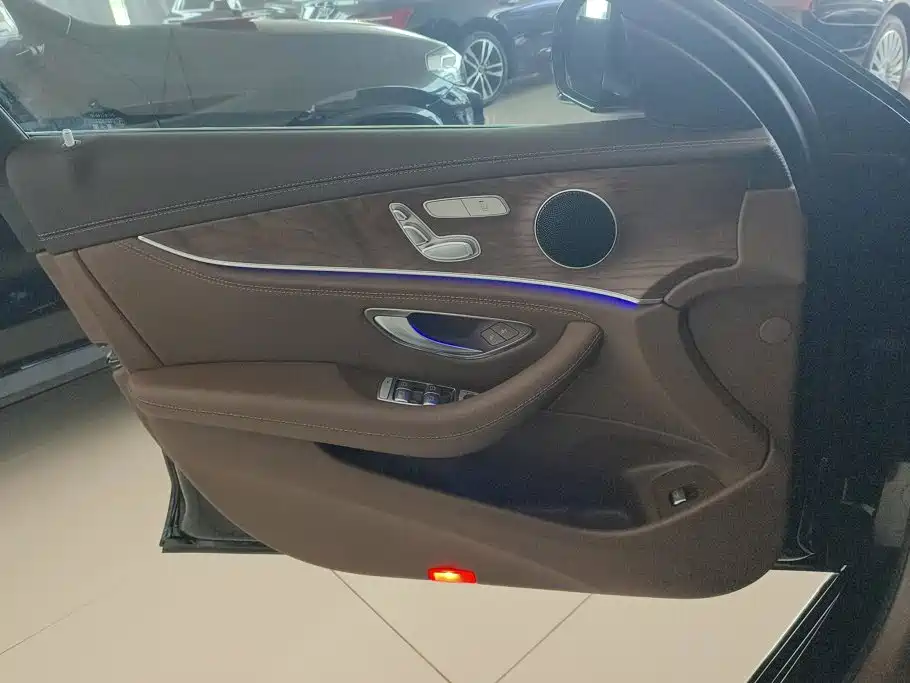 Mercedes-Benz E-Class — миниатюра 7