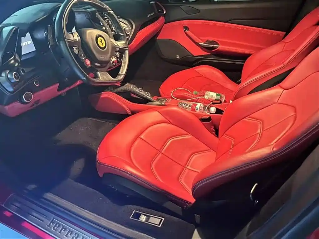 FERRARI 488