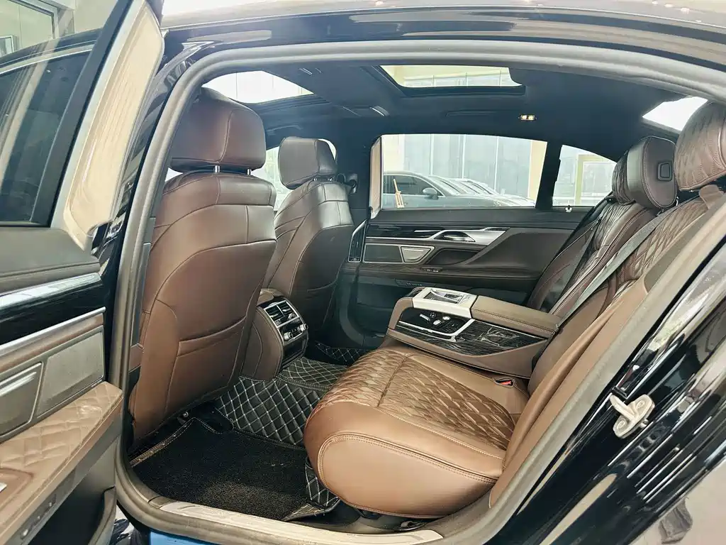 BMW 7 Series — миниатюра 6